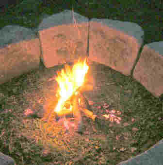 Feuer fr einen Liebeszauber in einem Kreis von Natursteinen